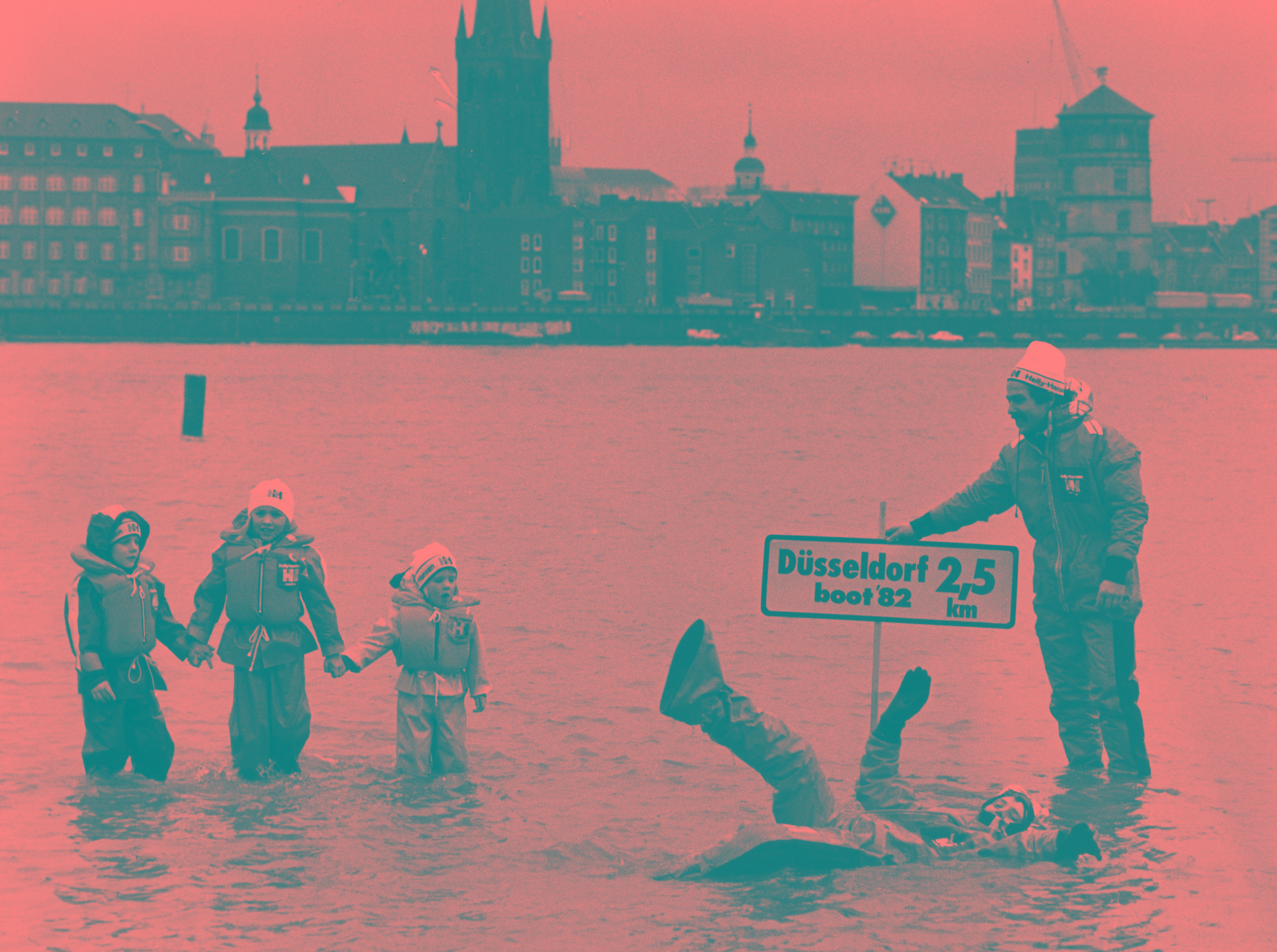 Das offizielle Pressefoto der Boot Düsseldorf 1982 BMS mit Familie im überfluteten Reihn Das offizielle Pressefoto der Boot Düsseldorf 1982 BMS mit Familie im überfluteten Reihn
